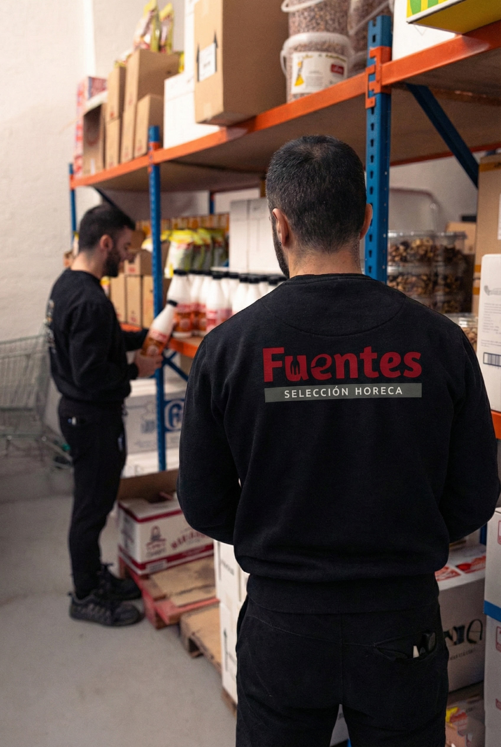 Chicos de almacén seleccionando productos en la estantería